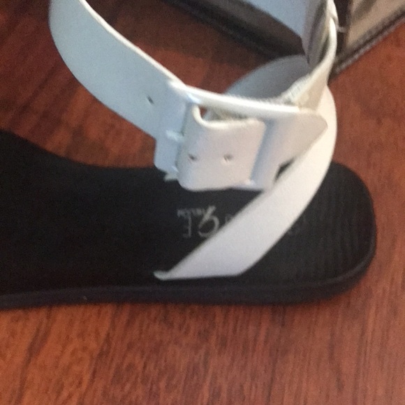 Black and white sandals - Picture 5 of 6